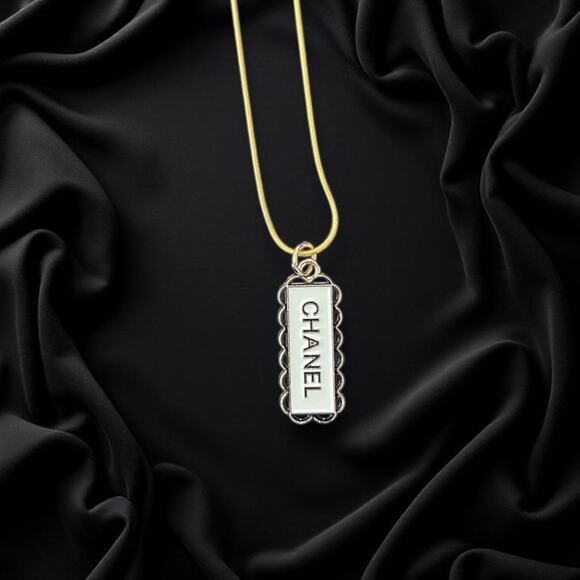 Black/White Chanel Lon Zipper Pull Button Charm & Free 18in Gold Plated Chain - Picture 2 of 3